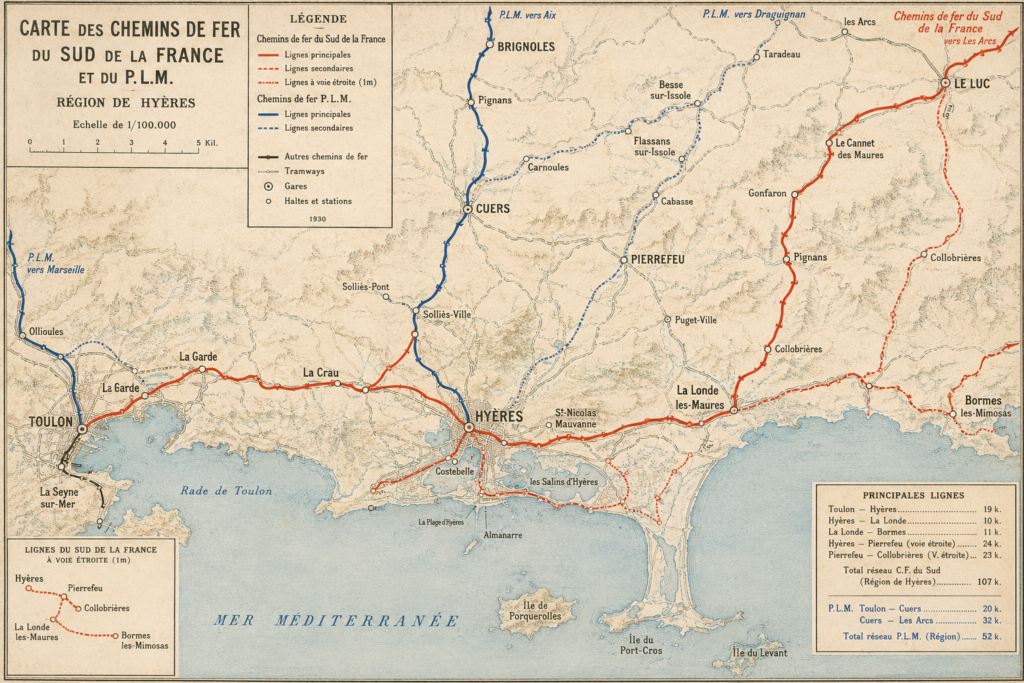 Reconstitution historique du réseau ferroviaire de l'agglomération hyéroise vers 1905-1930. La carte présente les lignes des Chemins de fer du Sud de la France (Le Macaron) et du P.L.M., les gares, installations ferroviaires, anciennes emprises et principaux vestiges encore visibles aujourd'hui. Réalisation : AHTF, à partir de documents d'archives et de fonds cartographiques libres de droits.