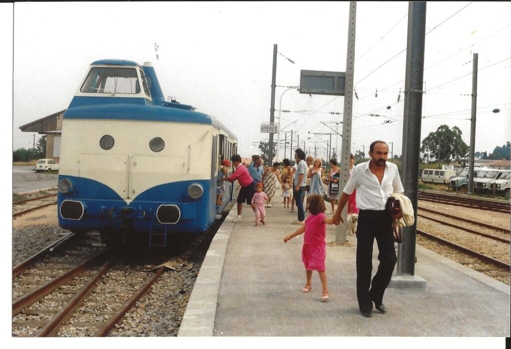 Été 1982 : le train touristique d’Hyères aux Salins. Gare de Hyères-les-Palmiers.