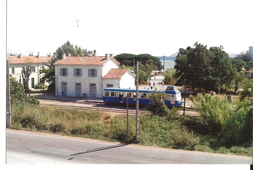 Été 1982 : le train touristique d’Hyères aux Salins.