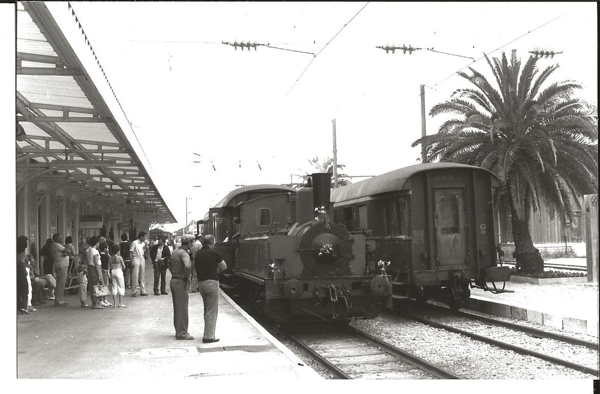 Locomotive à vapeur et voitures anciennes à quai en gare d’Hyères