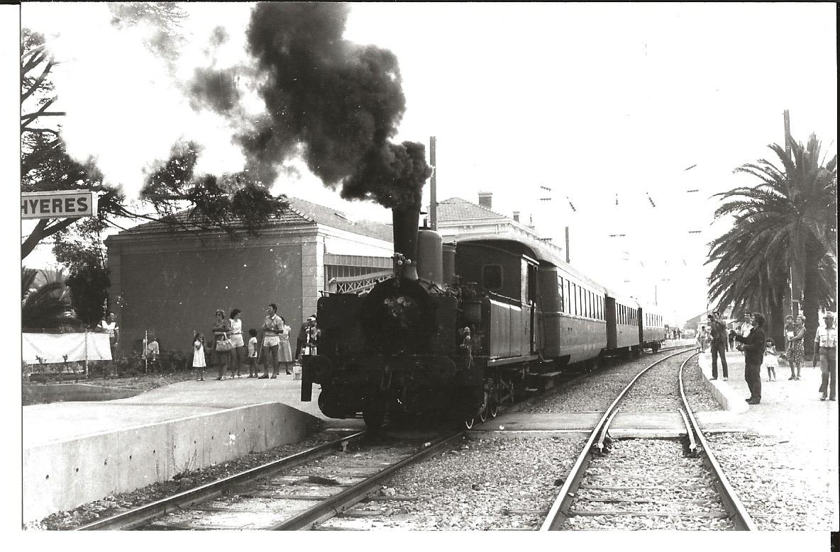 Train à vapeur entrant en gare d’Hyères sous un important panache de fumée
